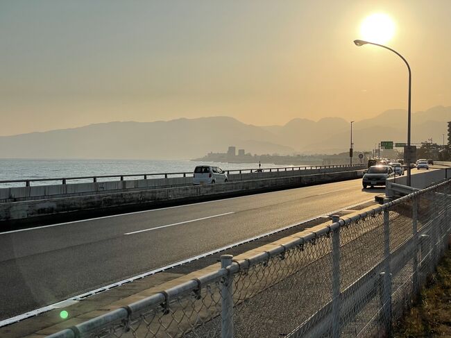 東海道を歩いて一気に制覇するのは時間的に難しい。<br />でも区間を決めて少しづつ何度も通いながら進めていけば制覇することは可能かもしれない。京都に着くのはいったいいつになるかわからないが歩き始めることにした。<br />5日目は平塚から小田原をめざす。東海道本線沿いの平坦な道を進むことになる。