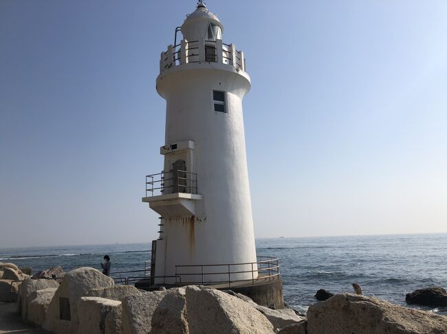 2021年2月21日・22日 1泊<br /><br />1日目<br /><br />レンタサイクルで伊良湖岬を回る<br /><br />灯台~恋路ヶ浜~日出の石門~菜の花ガーデン<br /><br />休暇村伊良湖泊<br /><br />2日目<br /><br />風車~免々田川桜祭り~田原城址<br /><br />この旅行記は 1日目の出発から日出の石門まで<br /><br /><br />