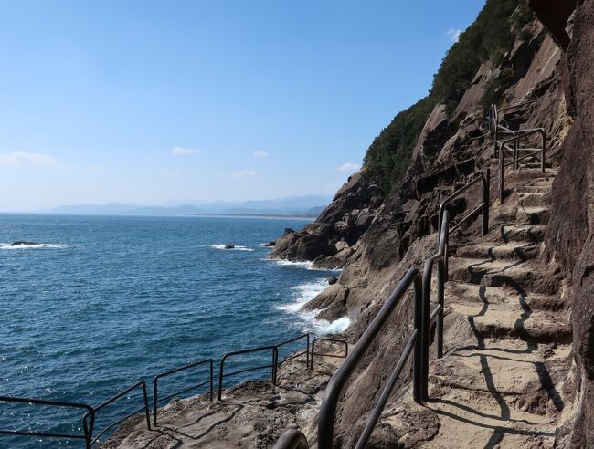 2日目は、熊野市街地を観光することにしました。旅館から、バスで大泊へ。松本峠を登り、鬼ヶ城ハイキングコースに入って、鬼ヶ城を見物。今日もかなり歩きます。鬼ヶ城のダンジョン感がすごい！