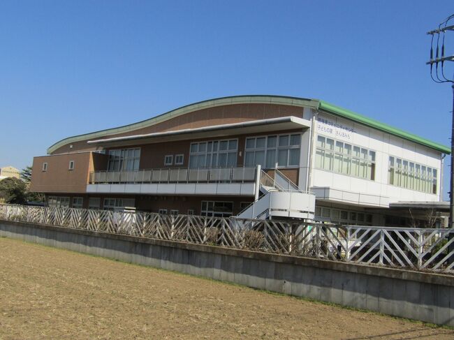 行きは気が付かなかったが、帰りに鶴嶺東コミュニティセンター小どもの家の屋根を見ると波打っている。基本は丸屋根であるのだろうが、その屋根裾を流れ造りのように伸ばしている。丸屋根のままで裾を伸ばしたのでは天井が低くなるために、波打つような屋根になったのであろう。<br />(表紙写真は鶴嶺東コミュニティセンター小どもの家)