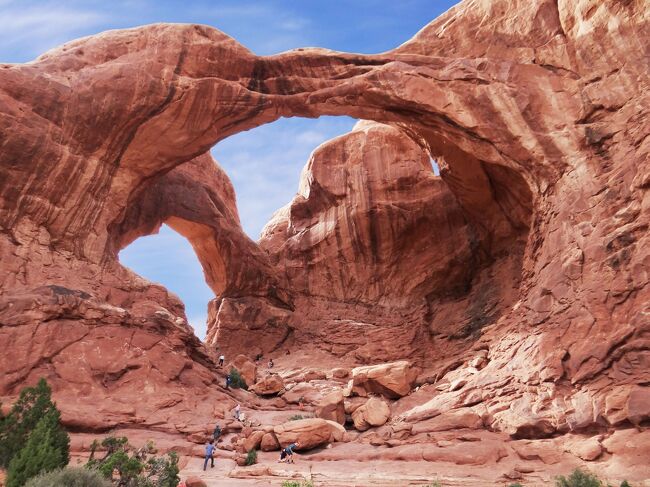 アーチーズ国立公園（Arches National Park）のウインドウズ・セクション（The Windows Section）を見学して来ました。本旅行記は「アメリカ　グランドサークル　キャニオンランズ国立公園」（https://4travel.jp/travelogue/11668657）の続きです。この公園は面積310.31 km^2（31,031 ha、鳥取県の約９割）で、キャニオンランズ国立公園と同様、ユタ州南東部のパラドックス盆地（Paradox Basin）の東部、キャニオンランズ国立公園の北東約20 km（最近接距離）に位置し、地下の岩塩層の動きによって形成された2,000以上の砂岩アーチをはじめ、多くの尖塔（spires）、バランス・ロック（balanced rocks）、フィン（fins）*)、侵食されたモノリス（monolith、一枚岩）等があります。もともと1929年にフーバーダム（Hoover Dam）で有名なフーバー大統領（President Herbert Hoover）によって国定記念物公園（National Monument）**)に指定され、1971年には連邦議会の議決に基づいてニクソン大統領（President Richard Nixon）が署名し、国立公園に登録されました。 <br />今回訪れたウインドウズ・セクションにはアーチが密集しており、公園で最も美しい場所の1つです。 ノース・ウインドウ（North Window）、タレット・アーチ（Turret Arch）、ダブル・アーチ（Double Arch）は、約3 km^2にある畏敬の念を起こさせる広がりのほんの一部です。 この他このエリアの特徴的な岩には、エデンの園（Garden of Eden）、エレファントビュート（Elephant Butte）、エレファントのパレード（Parade of Elephants）優雅な名前が付けられています。<br /><br />*) 既報「アメリカ　グランドサークル　ブライス・キャニオン国立公園」（https://4travel.jp/travelogue/11546130）付録３．参照。<br />**) 「国定公園」と訳される場合もありますが、日本の国定公園とは意味合いが異なりますので、適切とは言えません。日本の「国定公園」の公式英訳は” Quasi-National Park”です。<br /><br />付録に、アーチーズ国立公園の１．地理と２．地質について記載しましたので、お時間とご興味のある方はご覧ください。<br /><br />付録も含め、以下の説明では様々な地層が出てきますが、これについてはhttps://4travel.jp/travelogue/11668657の付録に詳述しましたので参照してください。<br />