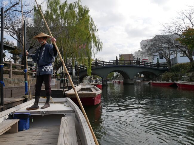 3日間の福岡旅行の最終日。<br />この旅行、博多に2連泊したけど調べてみると観光地は博多よりもその周辺の方が多かったので博多に泊りつつ周辺の観光地を巡るというプランに。<br />そんな中最後の観光地に選んだのは川下りで有名な柳川。<br />海外旅行だと帰る日(=飛行機に乗る日)に遠出は基本的に避けるんだけど、国内旅行ならそこまで心配することもない。<br />実はこの最終日をどうするかは最後の最後まで迷っていたけど、博多観光だと持て余しそうなので福岡のベタな観光地に行くプランにしてみた。<br />幸いこの日の天気は昨日と違ってよさそう。<br />が、この日も朝一番からコロナの洗礼…。<br />それでは、小さなトラブルはちょこちょこありつつもそれなりに充実した大人の遠足福岡編の最後の旅行記をどうぞ。