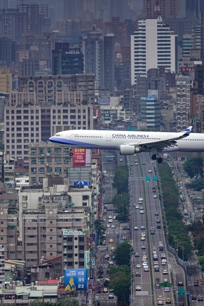 2019年(R1年)11月に溜まったデルタマイルを使い切って、チャイナエアラインで関空・桃園を予約。<br />タイトルの通り、コロナ禍の今となっては、私にとってラストチャンスの台湾旅行そして海外旅行となりました(泣)<br /><br />最近では、仕事柄近くの温泉に行くのも躊躇する今日この頃、「あぁ~丁度1年前の旅行なんだなぁ~」と、しみじみ思い出しながら書いております。<br /> 2021.2月末記載<br /><br />では、旅の概要です。<br />1ヶ月前(2020年1月)に、香港・シンガポールから帰国し、間もなく日本でも新型コロナウイルスの国内初感染が公表され、世界各国で感染拡大が進み始めました。<br />2月に入り、北海道も雪まつりを機に、感染者が増え始めていましたが、特に入国制限をするわけでもなく・・・<br />うちの近所のドラックストアには、まだ中国観光客と思われる方達がマスクを買い占めておりまして、在住者が使うマスクが品薄状態に(泣)<br />その頃の台湾はというと、いち早く感染者の多い中国からの入国制限を行なっておりまして、日本で増えてるけど、まだ入国大丈夫かしら?<br />私入れてもらえるかしら?とドキドキしながら行ったのを思い出します。<br />今思えば、台湾の感染症の対策は迅速で的確でした。<br />さすがです!蔡英文総統!<br /><br />新千歳・関空 ANA 25,820円(全額SKYコイン)<br />関 空・桃園 チャイナエアライン 35,000miles+6,480JPY<br />宿泊 ジャーニー・タイペイ アパートメント 2泊で8,608円