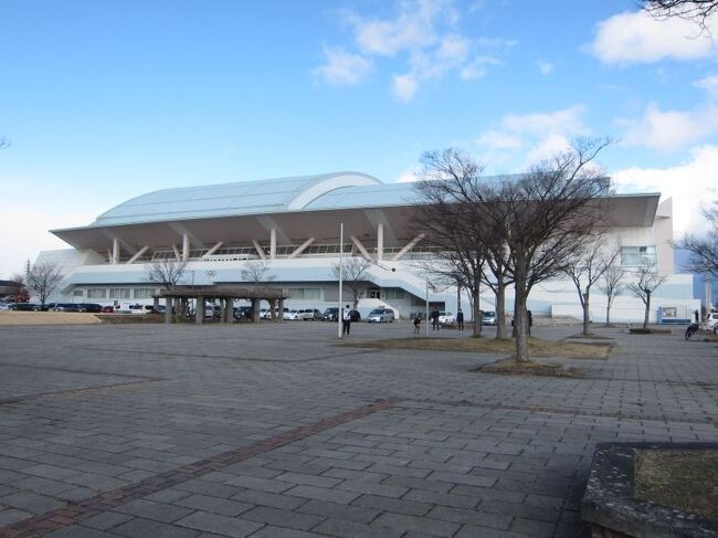 長野の市内の北のほうにある長野運動公園総合運動場 総合市民プールで泳いできました。アクアウィングという名前でもともと長野オリンピックのアイスホッケーの会場だったそうです。アクアウィングは長野運動公園のいろんなスポーツ施設の一角になっています。<br />水着：♀<br />更衣室：♀<br />券売機＋窓口