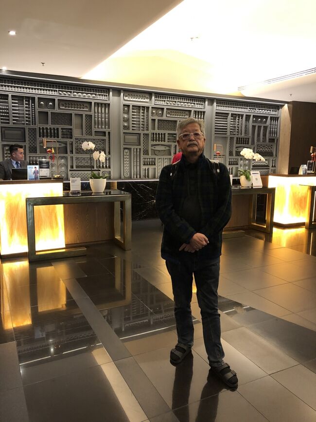 シンガポールに行ってきた。<br />今回はシルバーカップルの旅。<br />東京からシンガポールへは直行便で7時間余り。<br />東京を深夜に出てシンガポールに早朝に到着する便が効率的だが、<br />睡眠時無呼吸症候群の身としては、夜行のフライトは避けたい。<br />しかも、今度のシンガポール滞在は7泊8日。<br />のんびり旅を楽しむこととしよう。<br />そこで、朝10:10に成田を出て、クアラルンプールで一時間ほどラウンジ巡りをし、現地時間20:30ごろシンガポールに到着するのんびりフライトを選択した。<br />クアラルンプール空港ではマレーシア航空のゴールデンラウンジに滞在した。<br />