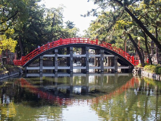 所用にて月に一度の関西行脚。<br />コロナの影響で1月はスキップ。<br />緊急事態宣言が解除されるまで自粛するか、と思うものの解除されたら解除されたで、春の陽気と相まってどっと人が出てくるに違いない。<br /><br />ということで、緊急事態宣言下に関西へ。<br />所用の合間に美味いもんでも食って日頃のストレスを発散させて頂きましょう。美味いもんでも喰わんとやってられんしね。<br /><br />今回は所要の合間の無計画な観光と食べ歩き。<br />前篇、枚方のフレンチと福島の予約の取れないピッツェリア<br />https://4travel.jp/travelogue/11678838<br />の続きです。<br /><br />大阪は馴染みが深い街ですがうかつなことに住吉大社を訪れるのは初めて。<br />見るもの、食べるもの、新たな発見がありました。<br />大阪も広いな。<br /><br />たこ焼きもお好み焼きも、きつねうどんも串カツも食べなかった大阪一泊二日の旅。<br /><br />帰りは少し時間があったので夜の伏見稲荷へ立ち寄って帰路に。<br /><br />