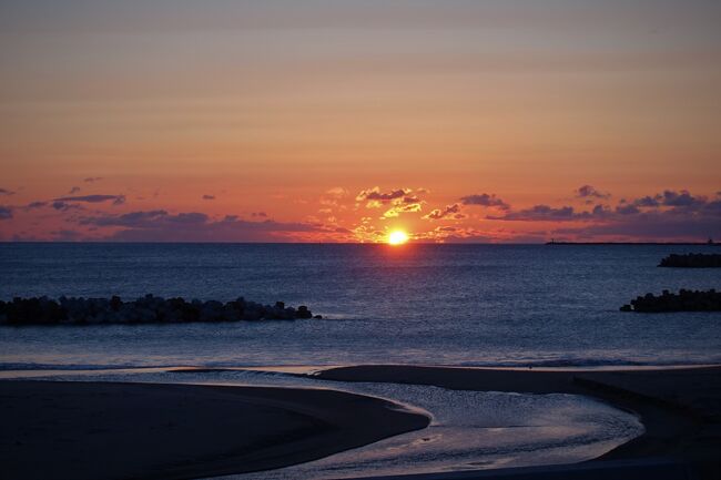 仙台への出張は楽しい用事ではありませんでしたが、良い夕食を取ることが出来ました。<br /><br />私用として最後に10年前の震災の後を尋ねました。当初は新幹線で仙台→郡山、郡山からバスか磐越東線で→いわき。いわきか湯本で一泊し仙台空港から帰るグルリと廻る案でした。<br />しかし、出張予定の4日前になって地震が発生。被害とか良く判らずそのままの予定でよいか迷いました。関係先と連絡を取ると特に支障はないとの事なので、出張決行しました。<br /><br />結局、私用の旅は常磐線を仙台から原ノ町まで往復する形でしたが、震災時に印象深い新地駅の横に宿泊することが出来ました。<br />新地は震災から約一年後に訪れたのでした。瓦礫は片づけられてたものの、残っているのは家の基礎のみ。隅には赤ちゃんの玩具が転がってました。<br /><br />カーナビが「次の角を曲がってくだい。コンビニが目印です。」といっても周りには何もなく、気が付けば車が走っているのは道路ではなく、レールが流された常磐線をブルで均した臨時の通路でした。<br />なんだか泣けてきたのを覚えています。<br />