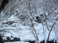 雪の中の温泉