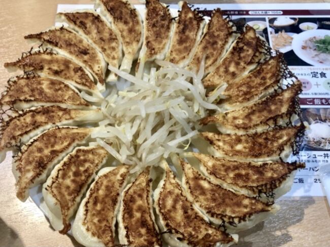 浜松に移り住み始めて、早3年になりました。浜松は鰻と餃子が有名ですが、餃子のお店を、食べ歩いた記録をご紹介します。<br /><br />浜松は、毎年宇都宮と、1位争いを繰り広げ、話題になっています。<br />その、美味しいお店を自分なりの評価を交え、ご紹介したいと思います。<br />浜松に来て、美味しい鰻を食べる参考になれば!と思います。<br /><br />浜松餃子の定義とは...<br />浜松餃子を一言で表す定義は、浜松市内で製造されている事だそうです。<br />特徴は...<br />具材は、キャベツと豚肉。<br />付け合わせに、茹でもやし。<br />盛り付けは、円盤型。<br />そんな感じのようです。<br /><br />行った店一覧と、あくまでも僕の評価(1~10)<br />①石松餃子 評価5<br />②むつぎく 評価5<br />③むつ菊 評価5<br />④福みつ 評価5<br />⑤きよ 評価4<br />⑥餃子の王将 評価4<br />⑦餃子の砂子 評価4 *写真ありません<br />⑧五味八珍 評価3<br />⑨浜太郎 評価3<br />⓪初代しげ 評価3<br />❶紀楽 評価4 3.7追加<br /><br />テイクアウト専門店(1~5)<br />①餃子のかめ 評価4<br />②丸福商店 評価5 *写真ありません<br />③餃子の村長 評価3<br />④餃子の店味彩評価3<br />⑤餃庵 評価3<br /><br />お店は、餃子をメインにしているお店が基準にしました。餃子の王将以外は、メニューに浜松餃子と明記してあるお店。<br />テイクアウトのお店は、店内飲食なしのお店に絞りました。<br />*美味いお店を発見次第、更新します。