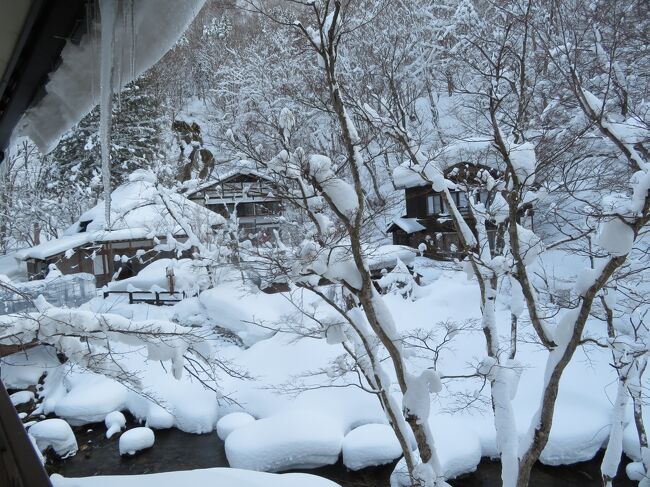 雪の中の温泉に行きたくて、1月に乳頭温泉を予定していたが、GOTOが中止となり、キャンセル。1月末より3週間連続で土日も働いて、ここで休めるので、普段行けない、青荷温泉を予約。<br />青荷温泉に2泊の予定だったが、1泊にし、弘前でのランチ、弘前城近辺散策し、青森に宿を取る。