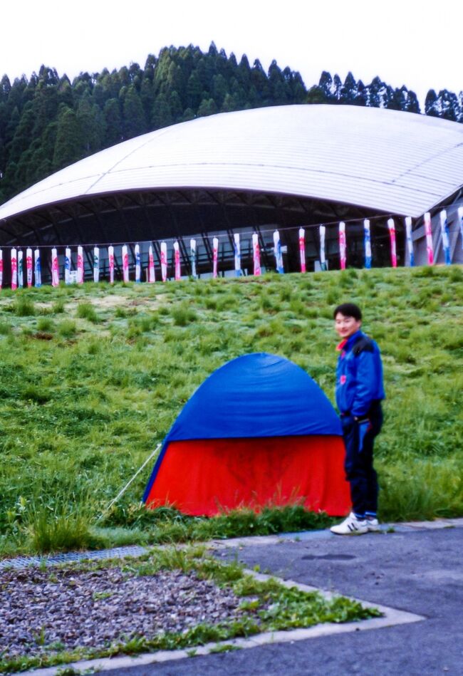 今から30年ほど前の旅行記<br />大学時代、ゴールデンウィークに札幌から九州長崎まで、カローラⅡ(実際はターセルだった)にのって男三人日本縦断旅行した回顧録。<br /><br />三人とも貧乏学生だったので、とりあえず、この年の春に就職したばかりの門司にいる先輩の所までは、基本下道走行、宿泊はキャンプ。<br />門司以降は先輩も合流し4人で旅を続けたが、旅費は先輩に出してもらった。<br /><br />建築学科だったので建物中心に、お金がないなりに、色々なところを見て廻り、若い時にしかできない充実した旅だった。<br /><br /> 4月26日 札幌出発<br /> 4月27日 函館→青森→弘前<br /> 4月28日 弘前市内観光<br /> 4月29日 弘前→八郎潟→酒田→村上付近<br /> 4月30日 村上付近→新潟→富山→高岡→平村<br /> 5月 1日 平村→五箇山→白川郷→天橋立→鳥取砂丘→宍道湖<br /> 5月 2日 宍道湖→出雲大社→津和野→萩→秋吉台→門司<br />●5月 3日 門司→北九州→小国<br />●5月 4日 小国→熊本→雲仙→小浜<br />●5月 5日 小浜→長崎→博多→門司<br /> 5月 6日 門司→広島→竹原<br /> 5月 7日 竹原→尾道→倉敷→岡山<br /> 5月 8日 岡山→姫路→大阪<br /> 5月 9日 大阪→天橋立→伊根→舞鶴<br /> 5月10日 フェリー<br /> 5月11日 小樽→札幌<br /><br /> ●印がこの旅行記の内容<br /><br />回顧録作成は、忘れかけている過去の旅行の整理になってよいが、新たな楽しみとして、何処で撮ったか分からない写真の場所を、グーグルマップとGoogleストリートを駆使して探し出すのにハマっている。