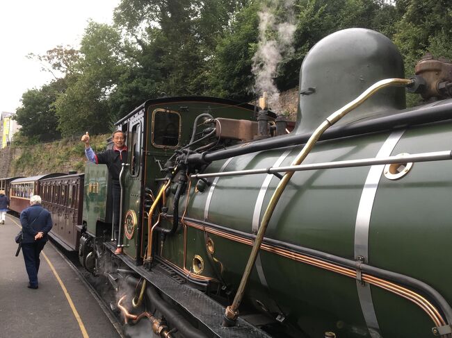 5日目～前半<br />2018.7.13 【ウェルシュ・ハイランド鉄道 Welsh Highland Railway】<br /><br />前日下見をしておいたのでのんびりと始発のカナーヴォン駅Caernarfonへ。<br />この日の朝は細かい雨。この旅行では珍しく移動手段としても組み入れた片道乗車。ちょっとお願いして機関室に乗せてもらいました。<br /><br />10:00 カナーヴォン発＋＋＋12:15 ポートマドッグ着　ポートマドッグ宿泊