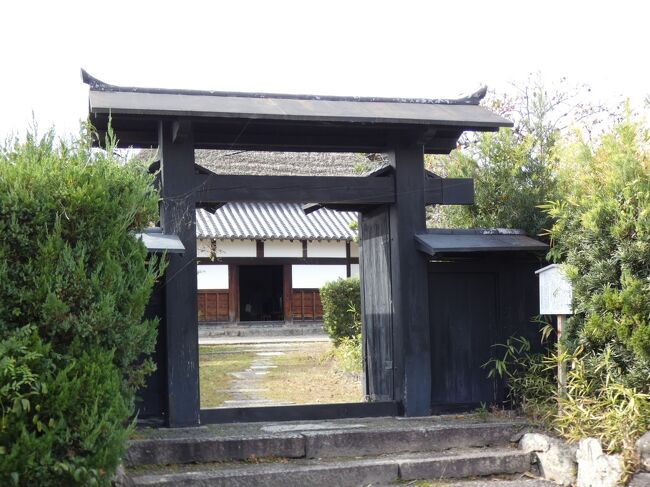 2020年11月1日(日)のお昼前、京田辺市の北部、京奈和自動車道田辺北ICに近い大住岡村地区にある澤井家住宅を訪ねた。<br /><br />この日も市が、市内を走るバスはコロナ感染防止対策が徹底されていること、また新しい生活様式に即したバスの利用の実感のために実施した「京田辺市内路線バス無料の日」を利用して、京阪バスのお隣八幡市の石清水八幡宮駅行に乗車。11時半、大住岡村の集落内を突き抜ける府道が北向きから西向きにほぼ直角に曲がるカーブにある岡村のバス停で降りるとそのカーブの内側が澤井家住宅。<br /><br />澤井家は戦国時代に近江源氏の流れをくみ、鎌倉時代から戦国時代にかけて近江国南部を中心に勢力を持った六角氏(佐々木六角氏;91年のNHK大河ドラマ「太平記」で陣内孝則さんが怪演した佐々木道誉もその一族)の13代当主六角(佐々木)義賢の家臣であったが、主君六角氏が織田信長に敗れたあと、戦国末期の慶長年間(1596年~1615年)にこの大住の地に帰農した。<br /><br />その際、元々澤であった苗字を、素性を隠すために澤井に変えた。その後、江戸中期の享保年間(1716年~1736年)の6代正清の時、尼門跡(あまもんぜき)寺院である京都・嵯峨野の曇華院(どんげいん)御内となり、以後所領地の代官を務めた家柄。<br /><br />この住宅の母屋は江戸時代中期の1740年から41年にかけて建て替えられたもので、建設当時の普請文書一式が残っており、住宅とこの文書は国の重要文化財の指定を受けている。江戸時代末期の蛤御門の変で京都御所が焼失したあとの5年余り、皇族が仮住まいされていたことから、皇族ゆかりの品が数多く遺る。2004年から建築当初の形式を基本として3年余り掛けて解体修理された。<br /><br />2007年から有料(300円)で一般公開され、通常は月の第2・第4土日の日中のみオープン(要確認とのこと)だが、この日は「路線バス無料の日」に合わせて特別に公開されていた。また、地域の文化を育てる場として、土間を使ったコンサートの開催、染色・陶芸体験などにも活用されている。<br /><br />主屋は東面し、入母屋造で茅葺をL字型に組み合わせた屋根で、表になる部分には本瓦葺、他の部分には桟瓦葺の庇が付く。一般の農家とは異なる皇族とのかかわりに由来する洗練された役宅風の造り。1734年に八幡市の流れ橋の近く、2週間ほど前にその前を通った国の重文になっている伊佐家住宅を建てた「松井村前川吉兵衛」と云う大工・大工組が普請した。<br />https://4travel.jp/travelogue/11667448<br /><br />東面部分の南側には下屋部分を取り込んだ四間×四間半の土間があり、西側・北側は床上部分が取り囲んでいる。上手(北側)側は式台玄関(下の写真1は内側)。そこから奥に数寄屋風の角座敷を突出させている。座敷は次の間と奥の間の2室続きで、三方に縁側がある。尼門跡領の代官職を勤めていたことから接客機能を重視した特殊な平面と形式構成をもち意匠レベルも高い建物となっている。<br /><br />ガイドさんが前の方を案内されてるのを待つ間、主屋の周りや土間を見て回る。土間の天井には立派な大梁が掛かる(下の写真2)。2007年終了の修復時に、2004年の台風23号で倒木被害に遭った天橋立の松材を使ったもので、主屋全体では19本使用している。<br /><br />ピアノが置いてあるが、この土間は響きがいいそうで、ここがコンサートスペースとして使われている。また、270年前の姿に復元された立派なおくどさん(かまどのことを京都ではこう呼ぶ)もあり、虫除けのために薪が焚かれ、実際に料理するイベントも行われている。<br /><br />天井裏で見ることは出来ないのだが、この主屋は特殊な叉首(さす)組で建てられている。茅葺の屋根を支えるために、梁の上に2本の丸太を加工した叉首を三角形に組んだもので、通常は前後の叉首を同じ長さ、同じ勾配として組むのだが、ここでは前後の叉首を異なる長さ、異なる勾配となるように組み、勾配が急となる側の叉首と茅葺との間に叉首を2本重ねて、反対側と勾配をそろえるという複雑なことを行っている。ちなみに同じ大工組が建てた伊佐家では束と呼ばれる短い木材を追加しているそうだ。<br /><br />これは、江戸時代に建てられた時に、建物の中心部分の梁の長さを3間までとする三間梁規制があったためと考えられている。再建前の主屋が大規模で、3間よりも長い梁に叉首を組んで大きな屋根としていたようで、規制を守りながらも少しでも大きな屋根を設けるための工夫として編み出されたのが、この特殊な叉首組ではないかと推測されている。後世の修理で簡単な形式に改められていたものを、2004年から行われた修復で解体時の調査で発見した痕跡を基本に、古図面や古写真の情報も加えて復元された。<br /><br />15分ほど待って、ガイドさんによるツアーが始まる。ガイドしてくださってるのは八幡市で染色工房「アトリエぽざーね」を運営されながらここ澤井家住宅の管理人もされてる亀村司さん。地元の竹を製糸化した第一人者で染色家で陶芸家でもあり、楽器もされてるとのこと。式台を上がったところに飾られている陶器やタペストリーは亀村さんの作品とのこと(下の写真3)。ただ、この時期、マスクをされてないのはちょっと気になったなあ・・・<br /><br />式台を上がって右手の次の部屋に進むと、長押(なげし)の上に黒須さん。天邪鬼のことで盗人除けの守りと云われている。お顔、愛嬌のあるわ~<br /><br />玄関を過ぎ、西奥の座敷に向かう。二間続きの座敷は長押を用いず皮付きの柱や細い丸太の垂木を用い、赤味の強い土壁とするなど数寄屋風の造りとしている。襖絵が見事。欄間には鯉が泳いでいる。<br /><br />奥の座敷の床の間には真ん中が高くなった違い棚が掛かるが、違い棚は通常二段で、真ん中が高い三段は、ここが皇族の仮住まいだった名残らしい。さらに、床の間の裏に隠し部屋などの特殊な設計がされていて、有事の際には隠れる算段だったと推測される。<br /><br />北側から西側に続くお庭もかなり立派。この庭に面した廊下は、柱が隅にしかなく、ヤジロベエのように梁を支える仕組みになっている(下の写真4)。南側は内庭で野菜などが栽培されており、向かいには蔵がある(下の写真5)。かつてはお宝が眠っていたとのこと。<br /><br />20分ほどで説明終了。東面する母屋の前の表庭を横切ると府道に面した表門がある。黒色の立派な高麗門。江戸末期の皇族が仮住まいされた時に建てられたもので、大名の赤門に対して、黒門は宮家の門とされていた。<br />https://www.facebook.com/media/set/?set=a.4872924819444170&type=1&l=223fe1adec<br /><br /><br />月読神社に続く