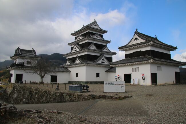 愛媛旅行最終日、4日目後半の旅行記です。これで今回の旅行記は最後になります。写真の枚数的に切るところが微妙になってしまい前半は大洲城見学、後半は内子の八日市護国の街並み見学から松山空港に行き羽田へ帰着するまでという旅行記です。<br /><br />大洲城は残念ながら現存天守ではないのですが、明治の廃城令の後もしばらく天守が残っていた事もありその時の写真や図面をもとに復元された「平成の木造天守」です。中もほぼ同様に造られていてまだ築城から10数年しか経っていませんが、江戸時代に造られた天守も完成後すぐはこんな感じだったのかな?と感じさせてくれました。<br /><br />大洲を離れ最後に回る観光地は内子町。内子町は八日市護国の街並みが重要伝統的建造物群保存地区に指定されていて大正時代の街並みが今でも保存されています。実はそこまで期待していなかった観光地で、直前まで内子に行くか肱川の河口がある伊予長浜に行くか迷っていたんですが、行って大正解。今回の旅行で一番気に入った街並みでしたし、以前鶴瓶の家族に乾杯で放送されて以降気になっていた内子座では解説を聞きながら見学することが出来ました。<br /><br />その後松山空港に行きお土産を購入してドタバタしながらもANAのA320で羽田へ戻りました。<br /><br />今回の旅行は先にスケジュールが決まりその後行く場所も含めて考えるという形で自分としては珍しい形になりましたが、愛媛県、とても見どころが多く楽しむことが出来ました。城廻り、として考えていた旅で旅行記のタイトルにもしましたが、それ以外にもいろいろと見学でき、考え、学ぶことができ、美味しいものも食べれた素晴らしい旅になりました。