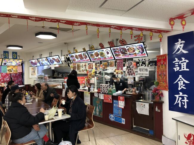 埼玉県川口市がチャイナタウン化していることがメディアでよく取り上げられますが、東京都内では池袋駅西口に中国人向けの中華料理店や中華食材店が多く集まっていることから、池袋チャイナタウンとして紹介されることが多いです。以前にも増して近年お店が増えているような印象を受けますが、最近知ってびっくりしたのは、中国でよく見るフードコートまでが出現したことです。<br /><br />フードコートがオープンしたのは、コロナ禍に突入する少し前の2019年11月でした。ネットで検索したら、たくさん取り上げられていたので、SNSでは結構話題になったようです。以前に中国の大連や青島の街を歩いた際に、色々な種類の中華が集まったフードコートを目にしたことがありますが、横浜の中華街にもないような本格的な中華フードコートが日本でも見られるようになるとは、時代の流れのように感じます。<br /><br />利用した感想ですが、今のところ日本では唯一無二と言ってよいのかもしれません。フードコートにある各店の味は、個別ならば、探せば東京都内でも見つけられそうですが、全く日本人の舌に媚びないようなお店ばかりが集まったフードコートは、今のところここだけかもしれません。フードコートのため、味は洗練されていませんが、本格的であるのはたしかなので、中華好きの人には利用をお勧めしたいですね。