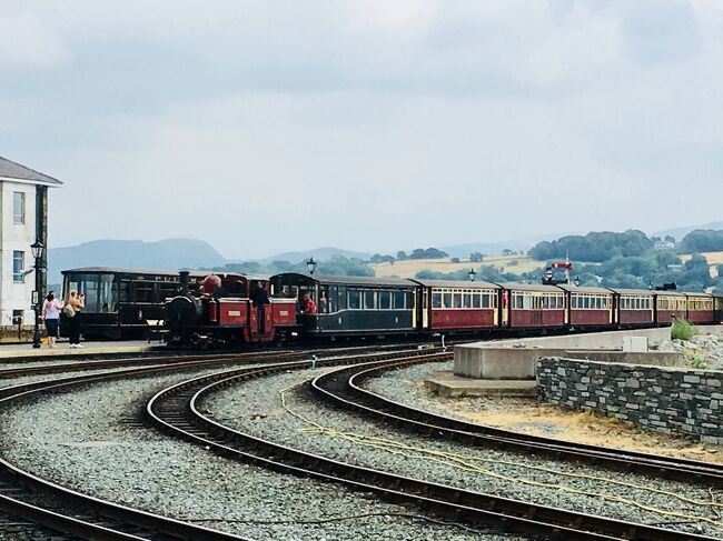 5日目～後半<br />2018.7.13 【フェスティニオグ鉄道 Ffestiniog Railway】<br /><br />今日は天気も良く、すべてが順調に進んだので、ちょっと日程を変更。<br />明日この駅から乗る予定だったフェスティニオグ鉄道、今日の午後の便に乗ることにしました。ちょうど列車が帰ってきたので、この折返し便に乗ります。<br /><br />