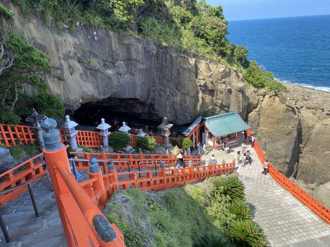 【表紙の写真】鵜戸神宮といえば海沿いの断崖沿いの階段<br /><br />◆鵜戸神社　うどじんぐう<br />日向灘に面した断崖沿いにある神宮<br />岩窟（海食洞）内に本殿があって、参拝するには崖沿いの石段を降りてからいく珍しい神社<br /><br />・スマホゲーム「ドラクエウォーク」の<br />お土産スポットでもあります。　<br /><br />https://www.udojingu.com/<br /><br />◆おぐら<br />宮崎を代表するB級グルメ　肉巻きおにぎりと双璧をなすのが、<br />チキン南蛮<br />有名店はいくつもあれでも、<br />大人気ゲーム桃太郎電鉄のモデルの１つとなっているのが、<br />ここ、おぐら<br />　http://www.ogurachain.com/<br />桃鉄B級グルメの本に掲載されているので外さずに行ってきました。　