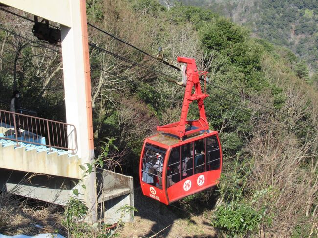 奥さんが2月に6連休だという事が判明して一週間前を切って急遽、城崎温泉に行く事になり、奥さんが泊りたい旅館とプランを調べて、わたくしが3日前に旅館2箇所と帰路の高速バスを予約。往路は高速バスが満席だったのでJRの自由席で行くことにして予約なしで当日購入です。写真が多かったので、旅程と旅行記は次の通りとなりました。ちょっと小分けして長くなっちゃいました。<br /><br />　その1：2/21吹田→大阪駅→JRで香住→昼食→柴山<br />　その2：2/21甲羅戯宿泊前編＋柴山海岸散歩<br />　その3：2/21甲羅戯宿泊中編<br />　その4：2/21甲羅戯宿泊後編<br />　その5：2/22柴山→城崎温泉界隈→西村屋招月庭チェクイン<br />★その6：2/22城崎温泉街巡り→ロープウェイ<br />　その7：2/22西村屋招月庭宿泊前編<br />　その8：2/22西村屋招月庭宿泊後編→城崎駅<br />　その9：2/23城崎温泉界隈→駅前で昼食→高速バス→吹田<br /><br />では、たびのはじまりはじまりぃ～<br />