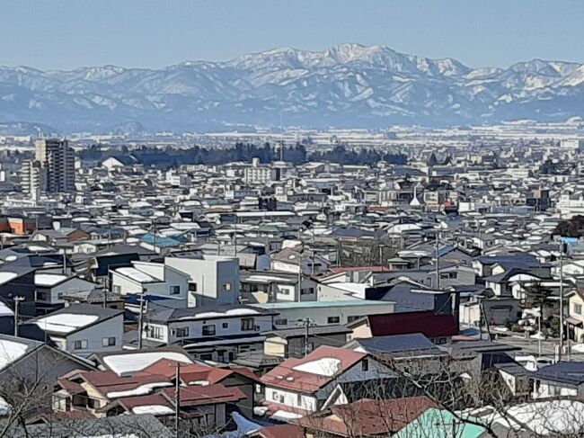 コロナ下で、観光もなるべく近くが増えています。<br /><br />冬の大内宿を見たくて、ほぼタイムリミットだったのですが、ギリギリ会津若松に行くことができました。<br /><br />2週間前に福島沖の地震があった関係で東北新幹線は間引きされており、こちらも乗ってみたかった野岩鉄道・会津鉄道を乗り継いでの観光です。<br /><br />東京に戻る最終日は、年末のドラマでおなじみ白虎隊の史跡を巡り、残った時間で会津若松の街を観光しました。<br /><br />最後に立ち寄った会津田島では、先日亡くなった富永一朗先生の絵も見ることができました。お笑い漫画道場世代には懐かしかったです。<br />