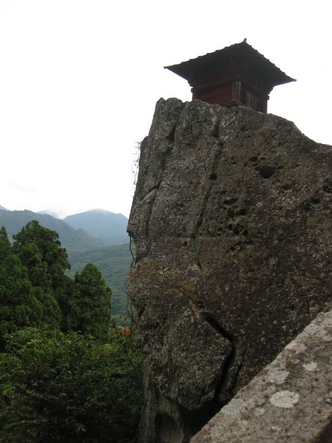 最終日は山寺へ行き、東京に戻ります。<br /><br />山寺では大きなムカデがいたりして・・つついたら危うく噛まれそうになりました、後で調べると山にいるイッスンムカデだったらしく危機一髪でした。<br />母には「あんたは余計な事ばっかりやっていつまでたっても子供なんだから!」と怒られ・・<br /><br />まぁそんなこんなでしたが、充実した旅でした。