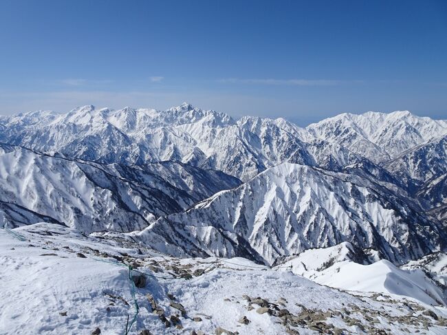 気象条件が良さそうだったので、北アルプスの唐松岳に登ってきました。唐松岳には3年半前に後立山連峰を縦走した際に登頂したことがありますが、積雪期には初めて。絶好のコンディションに恵まれて、雪山の絶景を楽しめました。<br /><br /><旅程><br />【1日目(2/27土)】<br /> →明科9:19(特急しなの)<br /> 明科駅前10:10→上生坂10:28(生坂村営バス)<br /> 上生坂バス停10:32-10:53京ヶ倉登山口10:59-11:49京ヶ倉11:57-12:09大城-13:00眠峠登り口-13:49やまなみバス停(徒歩)<br /> やまなみ13:54→あづみ病院14:07(池田町営バス)<br /> 信濃松川14:53→信濃大町15:05(JR大糸線)<br />【2日目(2/28日)】<br /> 信濃大町6:10→白馬6:51(JR大糸線)<br /> 八方池山荘9:37-11:34唐松岳11:58-12:11唐松岳頂上山荘12:22-13:49八方池山荘(徒歩)<br /> 白馬15:16→16:25松本16:53→(特急あずさ+しなの)