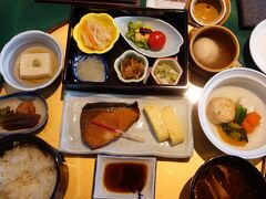 奈良ホテルで朝食。和食を頼みました。おかずが豊富で，どれもおいしかった。