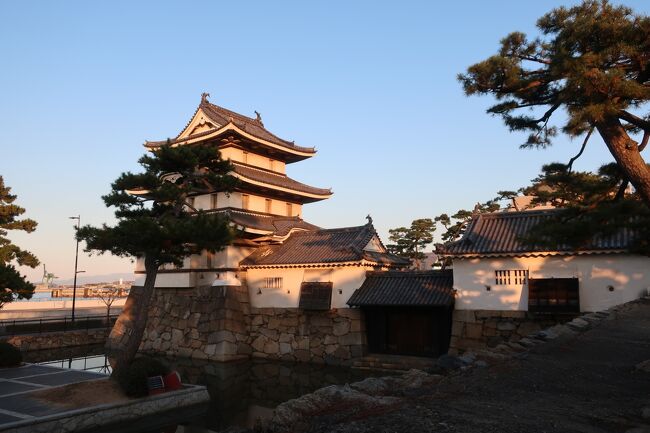 JALの「どこかにマイル」を使って、香川県を旅することに♪。2泊3日でしたが、金刀比羅宮や栗林公園、そして徳島県の鳴門へも行き渦潮を間近で観ることもできました。自然に触れられて、sukeco夫婦癒されましたー。おいしいグルメもあって、四国は最高!。<br /><br /><飛行機><br /> JAL<br /><br /><ホテル><br /> ロイヤルパークホテル高松<br /><br /><観光><br /> 1日目 金刀比羅宮、高松丸亀町商店街 <br /><br /> 2日目 鳴門の渦潮、淡路島、史跡高松城跡
