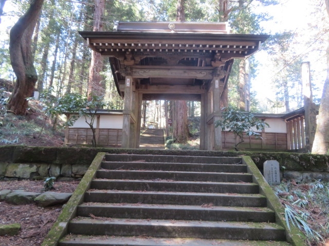 大田原市の旧黒羽町にある松尾芭蕉ゆかりの雲巖寺（うんがんじ）と大雄寺（だいおうじ）に行き、参拝と散策をしました。<br /><br />雲巖寺は八溝山に近い須賀川地区にあります、弘安6年（1283年）北条時宗が建立した臨済宗妙心寺派の古刹、芭蕉が奥の細道紀行で立ち寄ったことでも知られています、新緑・紅葉が綺麗な場所です、元々修行の寺でしたが平成30年春にＪＲ東日本の大人の休日?楽部ＣＭで吉永小百合が登場して一躍人気観光地になりました、御朱印は書置き。＊ここには親族が関わりある寺院なのでかなり前から何回か来ています。<br /><br />大雄寺は創建が応永11年（1404年）、600年以上の歴史を持つ曹洞宗の禅寺、創建は応永11年（1404年）、本尊は釈迦如来坐像、総茅葺で本堂・回廊が素敵でした、春は牡丹、夏は蓮の花が綺麗です、芭蕉ゆかり寺として周辺には句碑があります、御朱印はその都度書いてくれます、いい雰囲気で散策が出来ました。<br /><br />食事を大雄寺に参拝する前に参道入口にある禅味一笑でしました、八溝そばや那珂川の鮎を食べることが出来る食堂。