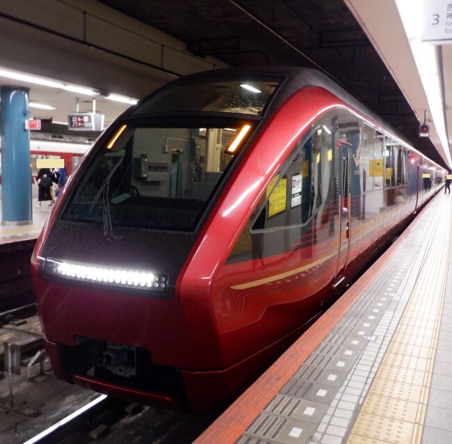 近鉄名古屋からは「近鉄特急ひのとり５７列車」に乗って大阪難波に移動しました。
