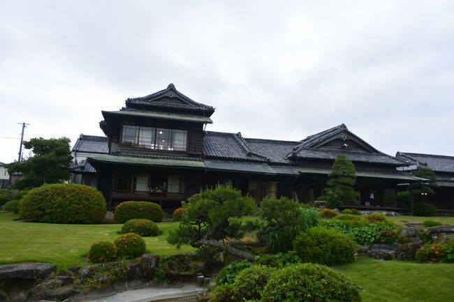 飯塚市にある旧伊藤伝右衛門邸に行ってきました。<br /><br />屋敷も庭園も大変すばらしいものでした。<br /><br />九州の炭鉱王だった伊藤伝右衛門の大邸宅と美しい庭園は、華族の柳原白蓮<br /><br />との結婚とその後の騒動で一層物語性が増しています。<br /><br />柳原白蓮は華族というだけでなく、叔母が大正天皇の生母にあたることから、<br /><br />大正天皇とは従妹にあたり、邸宅の改築に関しても伝右衛門のたいへんな<br /><br />気遣いが感じられます。<br /><br /><br /><br /><br /><br />