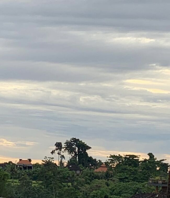 今のバリ島の、夕暮れの景色です。<br />雲が多くて夕日は見れなさそうです。<br />でも自然の景色は綺麗ですね。<br />皆さま、明日も良い１日をお過ごしください！