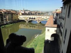 初めてのフィレンツェ その16 (イタリア・スペイン・ポルトガル・オランダ 12日間の旅 その3-16）"ウフィツィ"から見える"アルノ川！