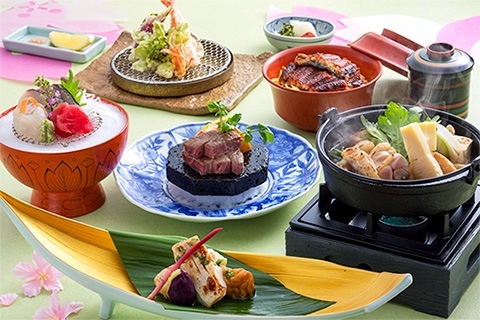 皆さま! ご無沙汰しております。。。コップとカーでございます┏○ペコッ<br /><br />コロナ禍で世界中が大変ですが・・・<br /><br />2020年はコップとカーにとりましてもどこにも行けず( TДT)<br /><br />キャンセルの嵐でございました。。。<br /><br />7月 ベトナム・ダナン旅行<br />(ベトナム航空のキャンセル手続きに時間がかかった) *`o∩o怒<br />8月 東京オリンピック 卓球男子団体決勝<br />(エアー代金のキャンセル料が二人で2万円・・・)( ノД`)シクシク…<br />12月 結婚記念日の旅 岐阜・白川郷の旅が強制キャンセルされた・・・<br /><br />21年1月 再度同じツアーを申し込んだが・・・またもキャンセル・・・<br /><br />非常事態宣言が出て、金券が使いづらいですが、<br /><br />3月で期限が切れる(6月まで延長されたみたい・・・)ので、<br /><br />結婚記念日の旅の代わりにディナーに行ってきました!!<br /><br />たいした内容ではありません m(>_<)m<br /><br />どうぞ!!