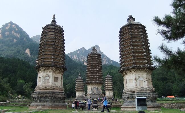 北京市昌平区の高い山中に銀山塔林という僧侶墓塔がある。金王朝から清朝に至るまで4代に亙って建てられた18基の古塔は、遺跡好きには堪らない歴史の風格がある。僕もこのオリエンタルな歴史遺産をネットで見つけた時は、そのビジュアルに心奪われ、是非この目で実際に見たいと思った。