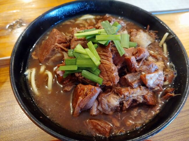 石垣に行ってきました。<br />観光はしていません。<br />現地でお肉たっぷりのソバを食べてホテルに泊まって帰るだけです。<br />街歩きと食べた物の記録です。<br /><br />2021年3月6日 ANA467羽田→那覇<br /> ANA1767那覇→石垣<br />2021年3月7日 ANA1766石垣→那覇<br /> ANA468那覇→羽田<br />宿泊ホテル:ベッセルホテル石垣島<br />