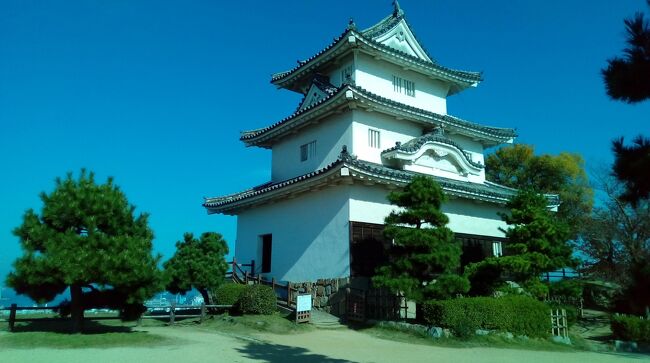 今日の観光は、貴重な現存天守で有名な丸亀城を訪問することにしました。<br />JR高松駅から列車を利用して丸亀駅に向かいます。ゆっくりと走行していましたが無事に到着です。<br />駅からブラブラと商店街らしきエリアを散策しましたけれど、シャッター街になっていて不気味な感じがしました。<br />やがて丸亀城の天守閣が見えてきました。<br />大きな門を通過して、かなり急な坂道を上がって行くと天守閣に辿り着きます。<br />現存天守だけあって、歴史を感じることができる内部でした。<br />お城の敷地が広大なので、そちらも散策して色々な角度から見学することができました。<br />その後、高松に戻り街中を散策という感じで周りました。<br />最後の晩は、定番になったお店に3日連続で訪れて過ごしました。<br />また、来月に高松に訪問予定なので、他のスポットも行きたいです。<br />
