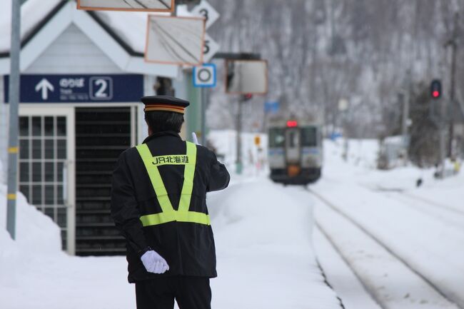 2021年2月末から3月初め、暦の上では春ですが、北海道、そして美瑛町はまだ真冬と言っても良いくらい雪の中です。特に2月末の大雪で積雪は1mを超え、美瑛の丘の道路からは雪の壁を登らないと周囲の景色が見えない状態です。普段は景観の良いスポットには広い駐車場もあるのですが、この時季は全てと言っていいほど除雪していないので車は停められません。また、道路幅も狭くなりUターンもままならない中でしたが、車窓から郊外の景観の良い丘を探しながら、写真に収めてきました。また、途中にJR美瑛駅・美馬牛駅、交流館 bi.yell、美瑛選果、道の駅等にも立ち寄りました。ⅠとⅡの2回で紹介したいと思います。