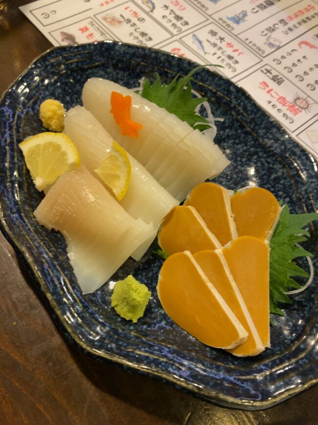 三沢に行きたくて飛んだと言うよりかは、三沢がお得だったので後付けで計画を立てた今回の旅行。<br />助成金でかなりお安く飛ぶ事が出来ました。<br />今回JALの往復のフライトと八戸のホテルで約1.6万円と言うGoToトラベルも超えるビックリプライス!<br />ところがこの三沢、八戸という街、とにかくアクセスが悪い!(地元の方失礼!)<br />そもそもが車で移動する街なのでしょう、電車、バスでの移動は困難を極める結果に。<br />それでも何とか己の足も駆使して色々回ってみました。<br />とは言ったものの、流石に観光地を巡るのは無理。<br />と言う事で地元グルメを満喫しようと言ういつもの様に食べ飲み歩きです。<br />今回の予定はこんな感じ。<br />3/6 JL153(HND-MSJ) 07:45~09:05<br />3/7 JL158(MSJ-HND) 19:35~21:00<br />朝から飲んで食べての2日間。<br />それでは旅行記スタートです!