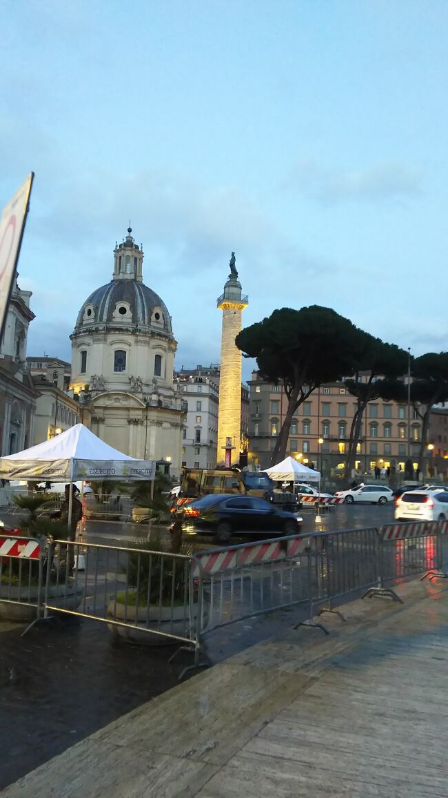 イタリアローマの旅2020パート12の続きです。<br /><br />ヴェネツィア広場にあるヴィットーリオ・エマヌエーレ2世記念堂を見学して、近くの教会やローマのフォロをいくつか見学しました。<br /><br />ライトアップされたフォロは幻想的でとてもきれいです。<br /><br />翌日にまたぎましていよいよコロッセオを見学です。<br /><br />