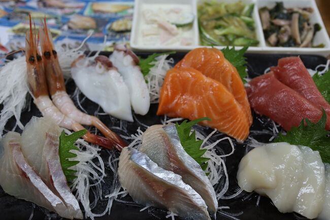 この日、ホテルの朝食は付けてなく、朝7時過ぎに小樽駅から徒歩1分の三角市場に行きました。小樽市内は独自の緊急事態宣言下で、昼間の寿司屋はどこも自主休業、言うなれば食事難民のようなもので、かといって朝食は命なのでまっすぐ三角市場の海鮮に向かいました。その後はシ~ンとした堺町通りの目抜き通りを滑らないよう気を付けて歩きました。