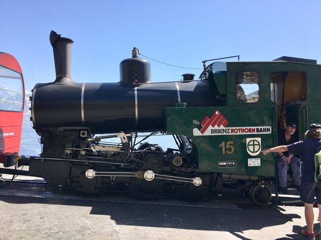 5日目~後半 ブリエンツからロートホルン山頂へ<br />2019.6.26 【ブリエンツ・ロートホルン鉄道】<br /><br />ルツェルン~アルプナハシュタット~ピラトゥス山頂~ロープウェイでクリエンス~ルツェルン~ブリエンツ~ロートホルン鉄道で山頂(山頂泊)<br /><br />画像:ロートホルン・クルム(山頂)駅のブリエンツ・ロートホルン鉄道機関車