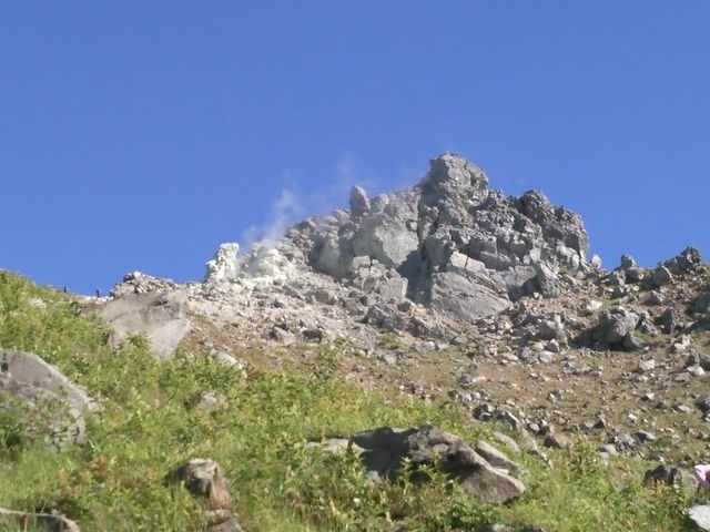 友達と一緒に、お盆にツアーで焼岳登山に行ってきました。<br /><br />まぁ、結論から言えば<br />今までの登山で一番しんどくて、怖くて、恐ろしくてって感じで、もう二度と行きたくない( ;∀;)<br />そんな危険な場所でもないし大丈夫やって言われたけど、高所恐怖症なのに、梯子降りるのがめっちゃ怖かったんです(笑)<br /><br /><br />今回のコース<br />(スタート)新中ノ湯登山口-新中ノ湯分岐-焼岳-焼岳小屋-田代橋-(ゴール)上高地バスターミナル<br />