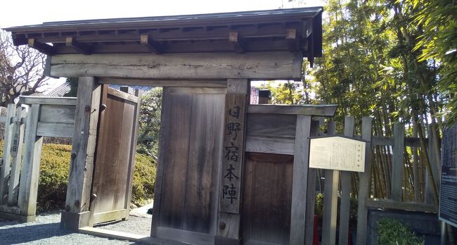 旧甲州街道 4日目です。今日は前回のゴール地点「東府中駅」より歩きます。<br /><br />4日目は東府中駅から日野駅。<br /><br />交通費: 250円(自宅最寄り駅から東府中駅)のみ<br /><br />東府中駅 10:24出発 → 日野駅 13:34到着(食事休憩 なし) <br /><br />今日も平坦なアスファルト道がつつぎます。国立行政区域と日野行政区域はいくつか石碑や説明文章案内等も残っていても少しずつ旧街道らしくなってきました。<br /><br />コンビニ・ファミレス・飲食店 少しずつ少なくなってきてはいますがいくつかあります。トイレはコンビニか飲食店利用のみ。<br /><br />分岐点・合流点にはほどんど道標はありませんので旧道にこだわり歩く方は地図やガイドブックが必要だと思います。<br /><br />少しわかりずらい箇所:「日野橋交差点」で29号線に進む。<br />間違った箇所:八坂神社で右脇道へ進まなかった。