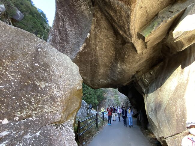 甲州旅行2日目<br />朝からお天気に恵まれたので、まずは昇仙峡に行くことにしました。<br />ナビの案内通りに走ると、それらしい雰囲気。<br />とりあえず無料駐車場があったので、夫の記憶を頼りにロープウェイ乗り場まで行ってみました。<br />頂上では綺麗な富士山を拝み、たくさんのパワーをもらってきました。<br />その後更にお土産物のお店が並ぶ通りを進むと、まず見えてきたのが滝。<br />その後川沿いに大きな奇岩を見ながら進みます。私が昔母に見せてもらった写真と同じ昇仙峡！<br />暫く川沿いに歩いて、同じ道を戻りました。どちらかといえば逆コースの方が良かった・・というか、下から歩いて最後に滝を見てからバスで戻ればよかったんじゃないかと・・まぁ大した下調べもしてなかったので仕方ないですね～<br /><br />せっかくここまで来たしもう一か所くらい観光地・・と思ったけれどスタートが遅かったせいかもうそれほどの時間もないので、<br />とりあえずワインを買おうと勝沼のワイナリーへ<br />その後桔梗信玄餅工場テーマパークで買い物をして<br />最後に甲州名物ほうとうをいただいて帰ってきました。<br /><br /><br /><br />昇仙峡<br />ワイナリー