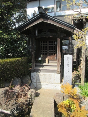 真言宗豊山派日照山医王寺、「松戸のお寺」より。当山は正式には、日照山歓喜院天竜坊医王寺といい、ご本尊は「<br />不動明王」をお祀りしています。創建は江戸時代の始め、寛永年間（一六二四～一六四四）。遠く越後（現在の新潟）より一人の僧侶が不動明王を背負い、この地にやって来ました。当時この土地では疫病が流行しており、その不動明王に祈願したことで鎮めることが出来たそうです。このことがご縁となり、このお不動さまをこの地でお祀りすることになりました。また、松戸七福神の一ヶ寺として毘沙門天をお祀りしています。江戸川８８ヶ所めぐり　前身は文化4年下総四郡札所。文政6年の四分割に伴い、文化15年の流山二十一所と合併し旧札所となる。明治5年3月より印西大師に倣い送り大師をはじめる。昭和9年11月、弘法大師1100年遠忌を記念して、東福寺慈恭空水が整理再興。現状は霊場としての活動をしていない。