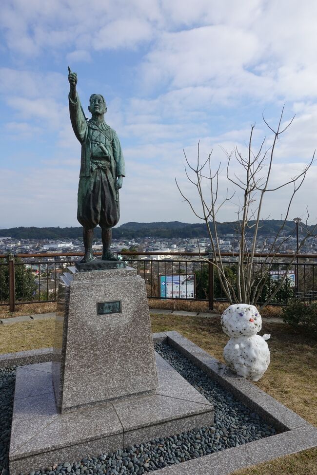 近年めざましく整備が進んでいる富岡城を見たくなり思い立って急遽旅に出ることにした。<br />富岡城といえば天草島原の乱のその後の明暗が決定づけられた場所。<br />それならばキリシタン関連のものも一緒に見よう。<br />ついでに可愛いイルカちゃんに癒されよう。<br />そんな欲張りの旅です。<br />時節柄武漢由来の病の対策は万全にしました。<br />マスク手袋と機内や車内はオーバーグラスを着用。<br />食事は基本ホテルの部屋でとる。<br />外食の場合は店内が空いているとか空間にゆとりがある場所に限ることとした。<br />移動は乗り物好きなので公共交通機関を利用した。