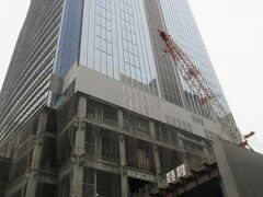 東京駅八重洲口再開発（ミッドタウン八重洲）で、ブルガリホテル建築中、後ろにコートヤード東京