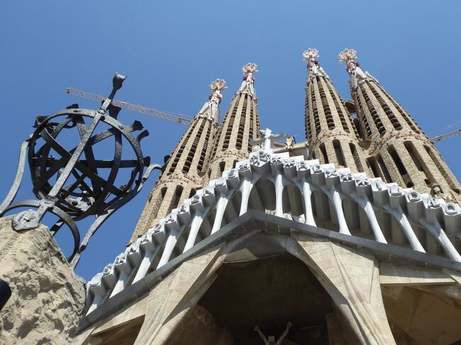 1年になりました・・・<br /><br />カタルーニャでは、新型コロナのため、ちょうど1年前(2020年3月13日に)緊急事態が宣言されました。<br />僕は最後に仕事したのは、2020年3月11日でした。1年前から仕事は全く出来ません・・・<br /><br />仕事なしの1年間が速く経ったか?ゆっくりと進めたか?<br />答えるのが難しい・・・<br /><br />カタルーニャでは、2020年3月13日に全てのお店、ショッピングモール、散髪屋、スポーツクラブ、学校、レストラン、映画館、図書館、観光地などが急に閉めました。<br />その時のテレビ・ニュースを見ていたら、グラシア大通り、カタルーニャ広場、ランブラス通りには、誰もいませんでした。誰も!<br />夜、山から下りて来たイノシシは、バルセロナ中心地まで足を延ばしましたよ!<br /><br />不可欠なお店(スーパー、八百屋)で働く人以外、(私のような人は)6月中旬まで、3ヶ月(!)、家から出られなかったです・・・<br />3ヶ月で6回だけ家を出て(緊張しながら)近所のスーパーに行ってきました。ずっと家にいました。<br /><br />夜8時に多くの市民は、バルコニーに出て、お医者さんや看護婦さんのために長く拍手しました(イタリアで始まったことかな?)。<br />病院は、本当に危なかったですね・・・<br /><br />2020年の6月中旬にやっと(!)制限が少し変わり、一般の市民は、3ヶ月振りに街を歩くようになりました。<br /><br />家を出た時、すでに夏でした!<br />2020年は、春が無い年でした・・・<br /><br />マスクに慣れていなかったヨーロッパ人は、その時からマスクをします。<br />どこに行っても「ソーシアルディスタンス」と「消毒液」のことを忘れないように、看板が置いてあります。<br /><br />私は1年で、散歩したり、勉強したり、テレビを見たり、『カタルーニャ観光』のHPを書き直したり、ソーシアルメディアでコメントを書いたりしました(昼寝もよくしました・・・)。<br />本をたくさん読みましたよ。普段は、暇な時間があまりないので、パンデミックは本をたくさん読むチャンスですね!<br />1年で、7~8回しかバルセロナ中心地に行かなかったし、地下鉄や電車にあまり乗りませんでした。<br /><br />カタルーニャでは、去年の3月から今年の3月までは、2万人以上(特に老人ホームに住んでいる年配の方)が亡くなりました。<br /><br />バルセロナのお店、3分の1が潰れたらしいです。<br />ただ、バルセロナ旧市街や観光地ではないエリア(例えば、僕が住んでいる地区)のお店は、臨時休館してから営業を続いています。<br />レストランやバルは本当にかわいそう・・・政府によって、「今週は営業が出来る」、「来週は営業は出来ない」、急に制限が変わるので、営業が出来るかどうかは、全く想像できません・・・<br />長い間、営業が出来ないので、お店の冷蔵庫に入っている食べ物を全~部捨てられるケースも聞きました・・・<br />カタルーニャでは、失業者が労働力人口の14%ぐらいになっています(スペイン全国では、失業者が400万人に近いです!)。<br /><br />1年前のテレビ・ニュースで「鼻の奥まで綿棒を挿入してPCR検査」ばかり出ていました・・・<br />最近は、テレビ・ニュースを見たら、毎日、ワクチン接種される人が放送されます。毎日!<br />ところで、現在カタルーニャに住んでいる人の10%がすでにワクチン接種されました(ファイザー、モデルナ、アストラゼネカ)。それで、新型コロナウイルスの新しい感染者が減ってきました。<br /><br />例年と比べると、今月バルセロナ空港のフライトは、13%のみ運航します。<br />バルセロナのホテルは、56%ぐらい営業しています(今月末からもう少し多くなると聞きました)。<br /><br />観光地(ランブラス通り、バルセロナ旧市街など)に行ったら、営業するお店があまりないです・・・<br />多くの観光スポット(サグラダファミリア、コロニアグエル、カンプノウ・スタジアム、カサ・バトリョ等)が閉まっていて、内部見学は全く出来ません。<br />ある観光スポット(ピカソ美術館、カサミラ、グエル邸、サンパウ病院など)の見学が出来ますが、週に数日しか開いていません。<br /><br />去年の10月頃からバルセロナの市民は、バルセロナ市を出ることは出来ません(通勤する人のみ移動できます)。<br />3週間後にイースター休みです。制限がよく変わるので、これから多~分バルセロナを出ることが出来るようになるでしょう。<br />しかし、これからも(いつまで?)、高速道路、国道、列車、高速列車で移動する人にとっては、カタルーニャの国境が閉まっています。<br />ところで、現在も夜10時から朝6時まで門限があるので、市民は家にいて、外に出られません。<br /><br />観光ガイドの仕事が(再び)始まったら、開いているレストラン、観光地の新しい開館時間・料金などを調べます。<br />これからもバルセロナとカタルーニャをご案内させていただくことを楽しみにしています!(笑顔)<br /><br />皆様、お体にお気を付けて下さい!<br /><br />バルセロナにて、<br />ティエリー