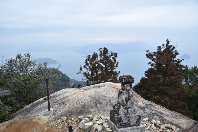2021年2月の広島。真ん中の日に宮島へ。目的は弥山登山です。といってもロープウェーを使って、100m強を登るだけですが。あいにくの曇り空でしたが、暑すぎず寒すぎず、気持ち良い山歩きができました。<br /><br />・宮島口からフェリーで宮島へ<br />・弥山<br /> 町家通りからうぐいす歩道へ、鹿に遭遇<br /> 宮島ロープウェー<br /> 獅子岩駅から弥山登山へ<br /> 霊火堂と弥山本堂、三鬼堂<br /> 不動岩、くぐり岩、そして山頂、干満岩、舟岩<br /> 水かけ地蔵、御山神社(ここでも鹿に遭遇)<br />・厳島神社<br /> 東回廊から、本殿、平舞台、西廻廊と反橋、能舞台<br />・宮島表参道商店街、焼き牡蠣のはやし<br /><br />表紙写真は、弥山山頂からの瀬戸内海の眺め