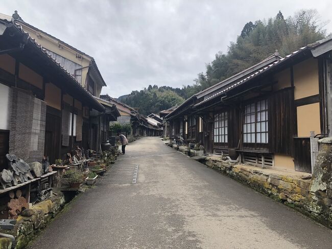 どこかにマイルで行く旅も、航空便の減便などで、予約が取りずらい一方、今まで出にくかった行き先も出現するようになりました。今回は職場の長期永続休暇が3末で取得期限を迎えることから、急遽休暇とどこかにマイルを取得。那覇・新千歳・出雲・伊丹から選ばれたのは初飛行の出雲。当日は15時までが駅メモのレーダー増加となっており、何とか三江線を楽して取りたいという希望に沿った選択でした。<br />初日は出雲縁結び空港から石見銀山遺跡を巡って、なんと読むか気になる温泉津での宿泊をチョイス。旅行記の前半は、出雲市から石見銀山へ。さて今回の旅もどうなることやら。